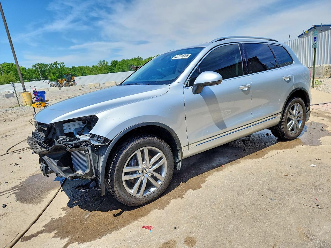 Salvage Volkswagen Touareg Image