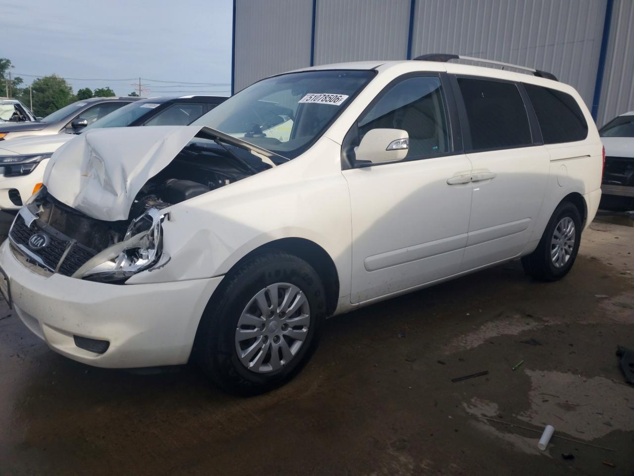 Salvage Kia Sedona Image