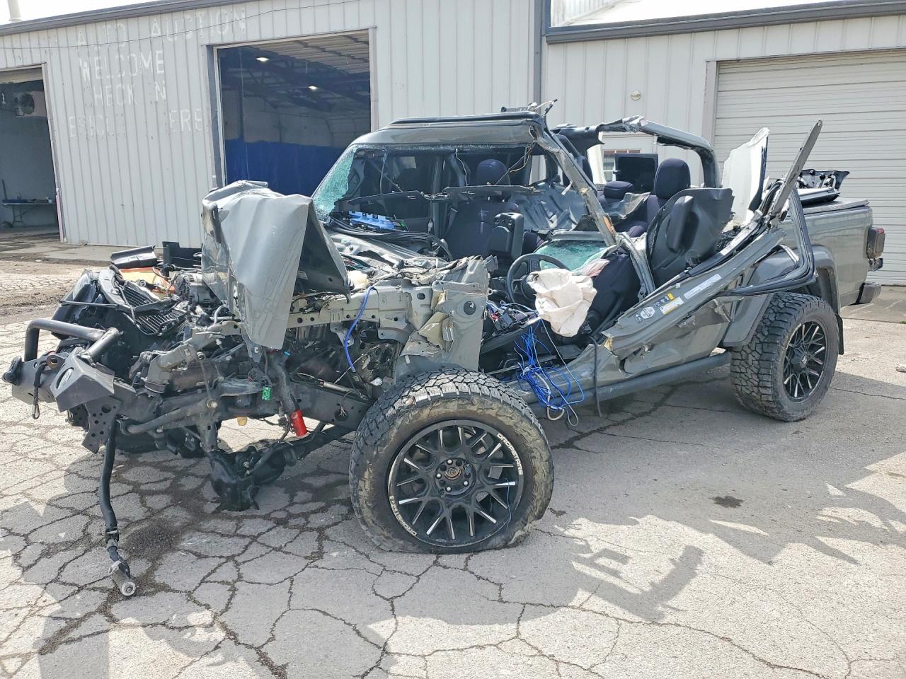 Salvage Jeep Gladiator Image