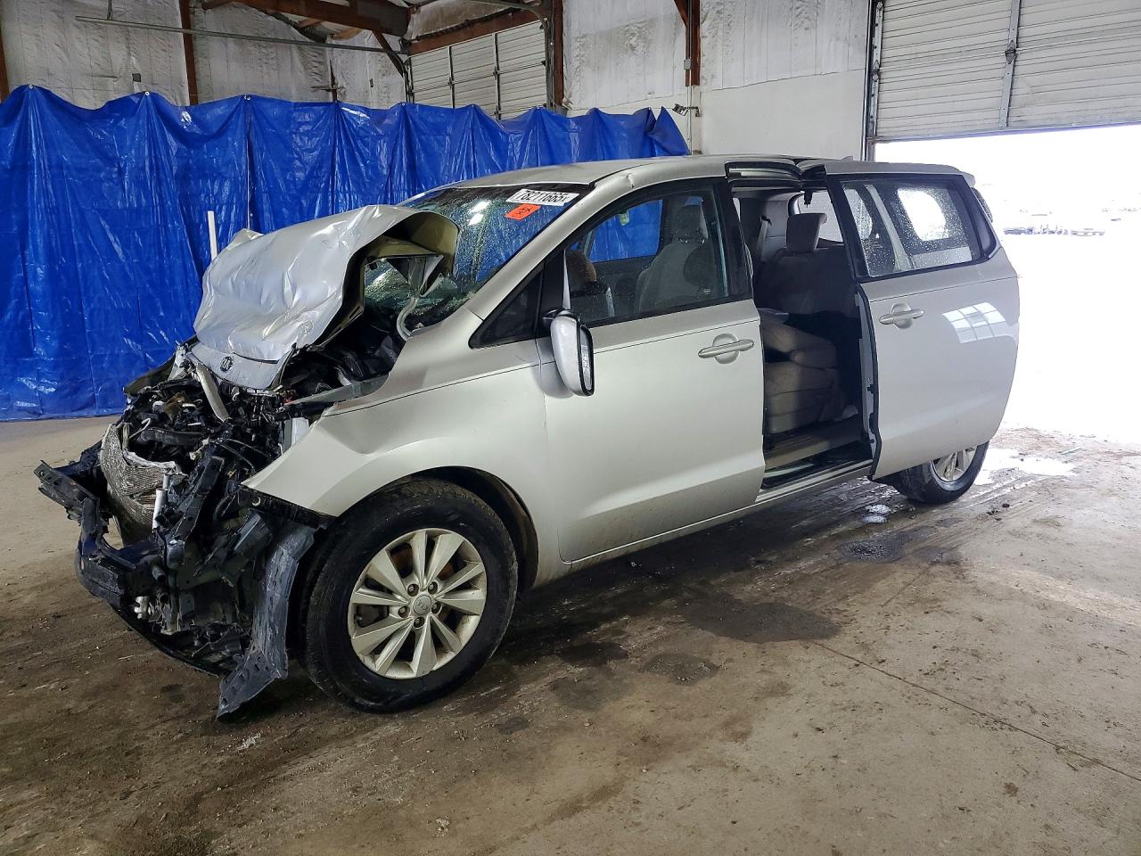 Salvage Kia Sedona Image