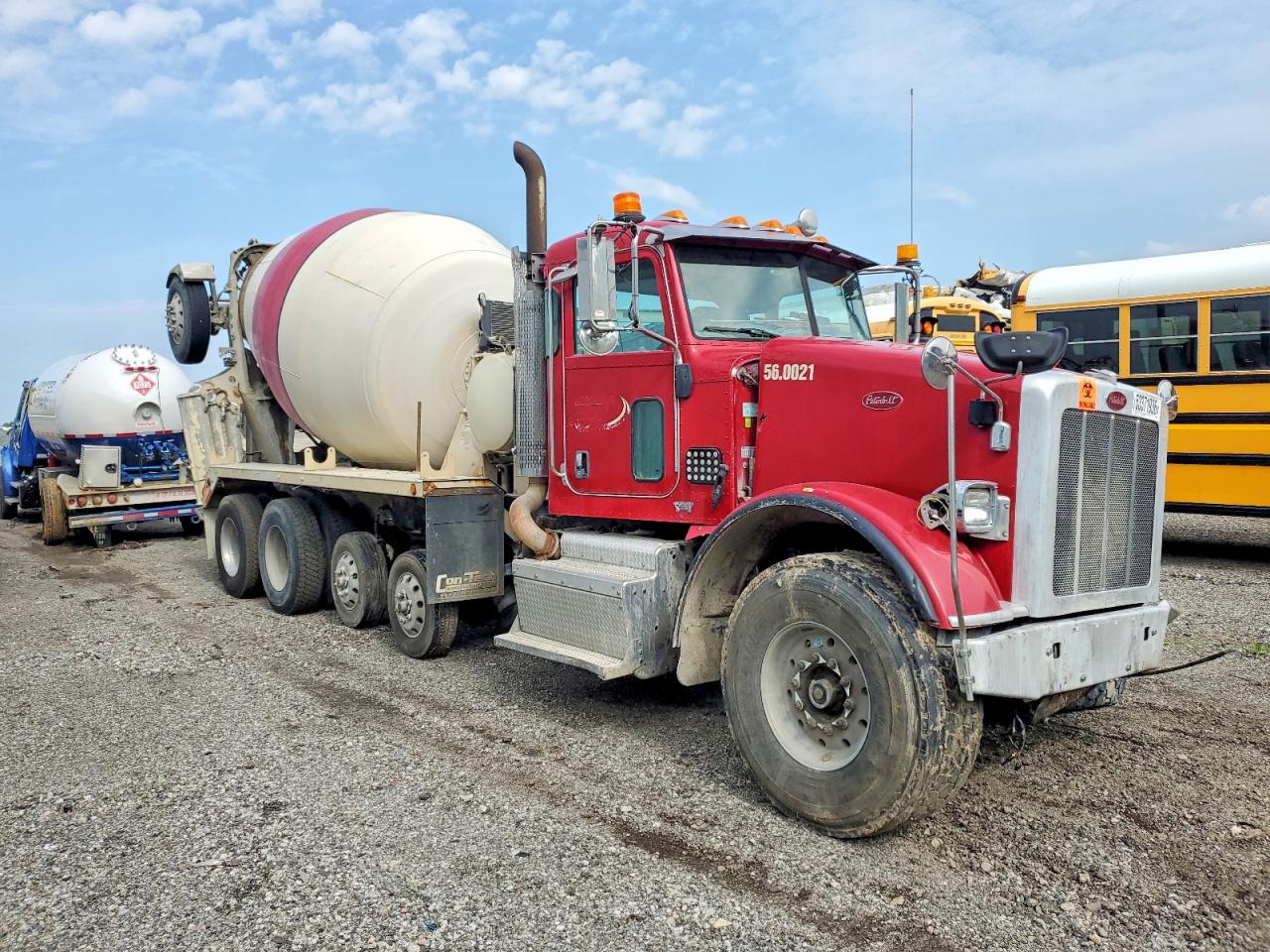 Salvage Peterbilt 365 Image