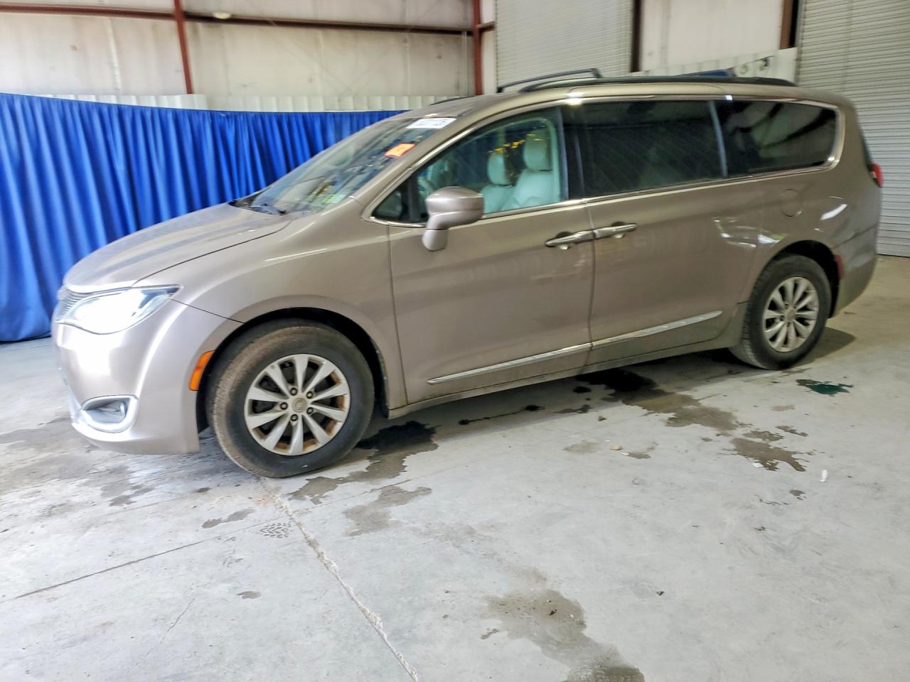 Salvage Chrysler Pacifica Image