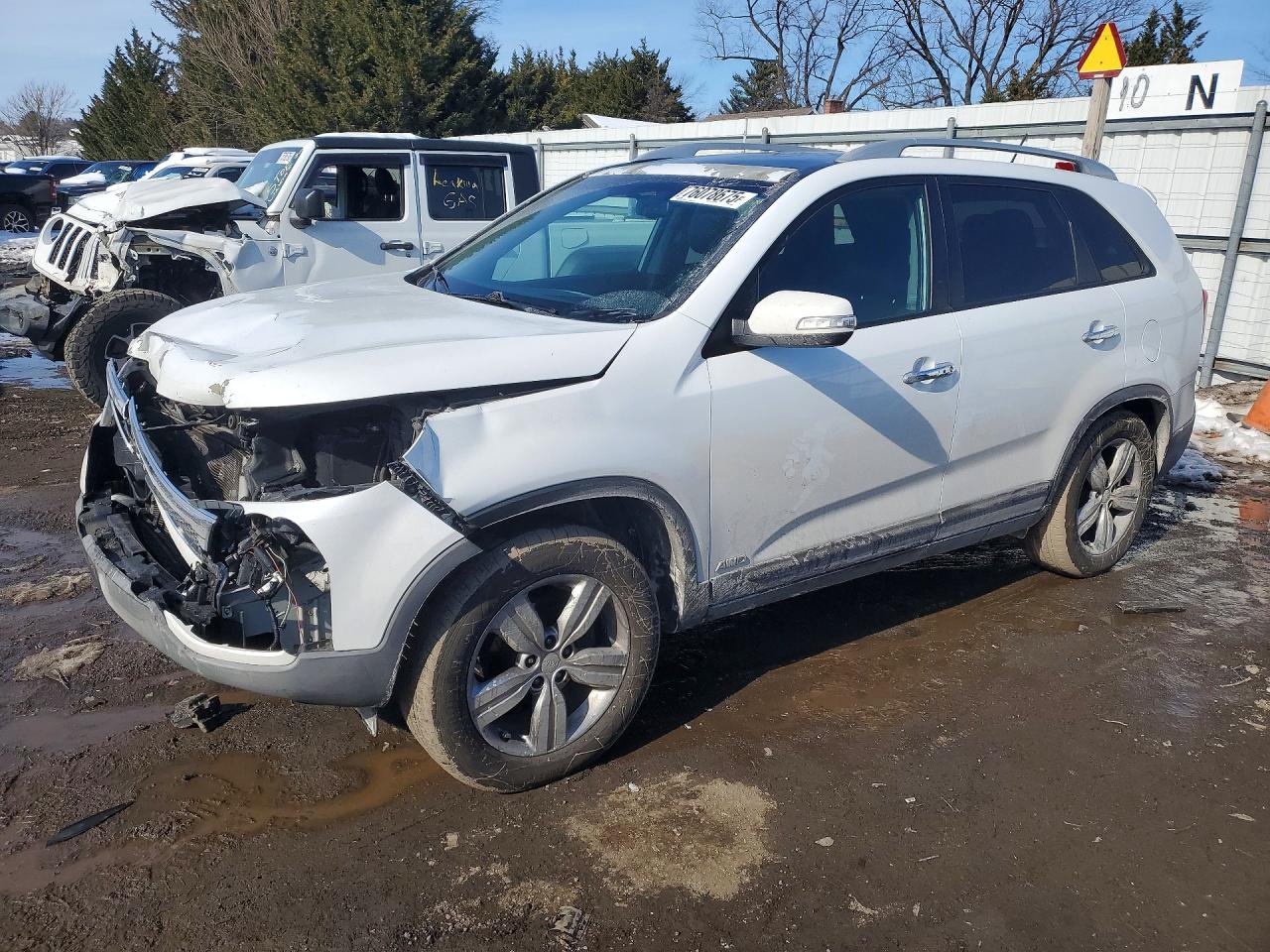 Salvage Kia Sorento Image