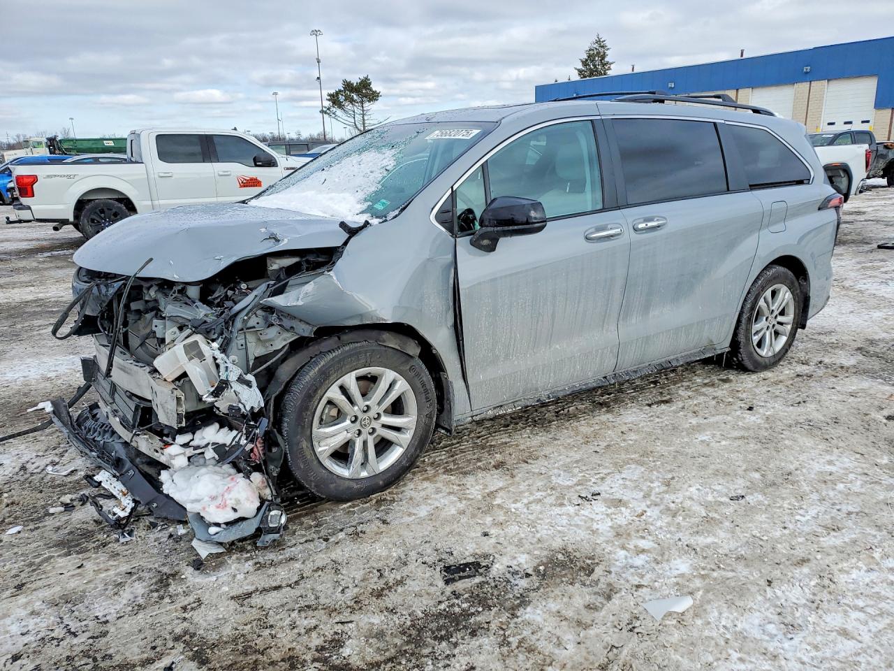 Salvage Toyota Sienna Image