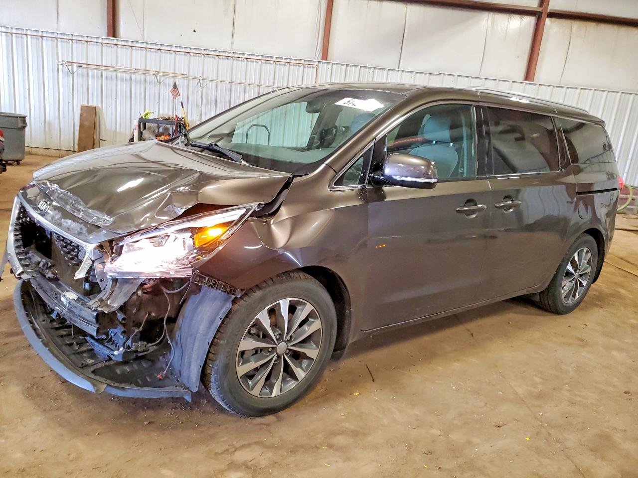 Salvage Kia Sedona Image