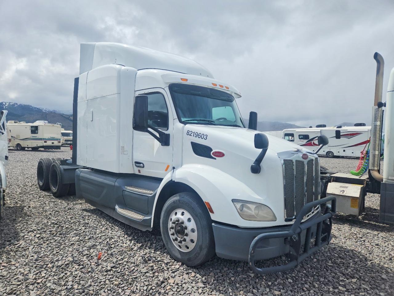 Salvage Peterbilt 579 Image