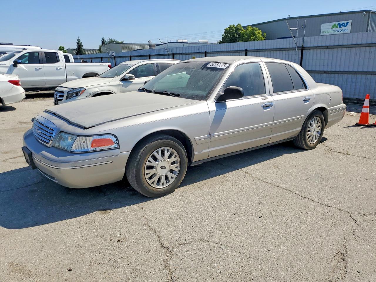 Salvage Ford Crown Vic Image