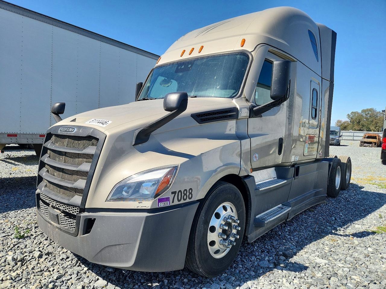 Freigliner Cascadia 126