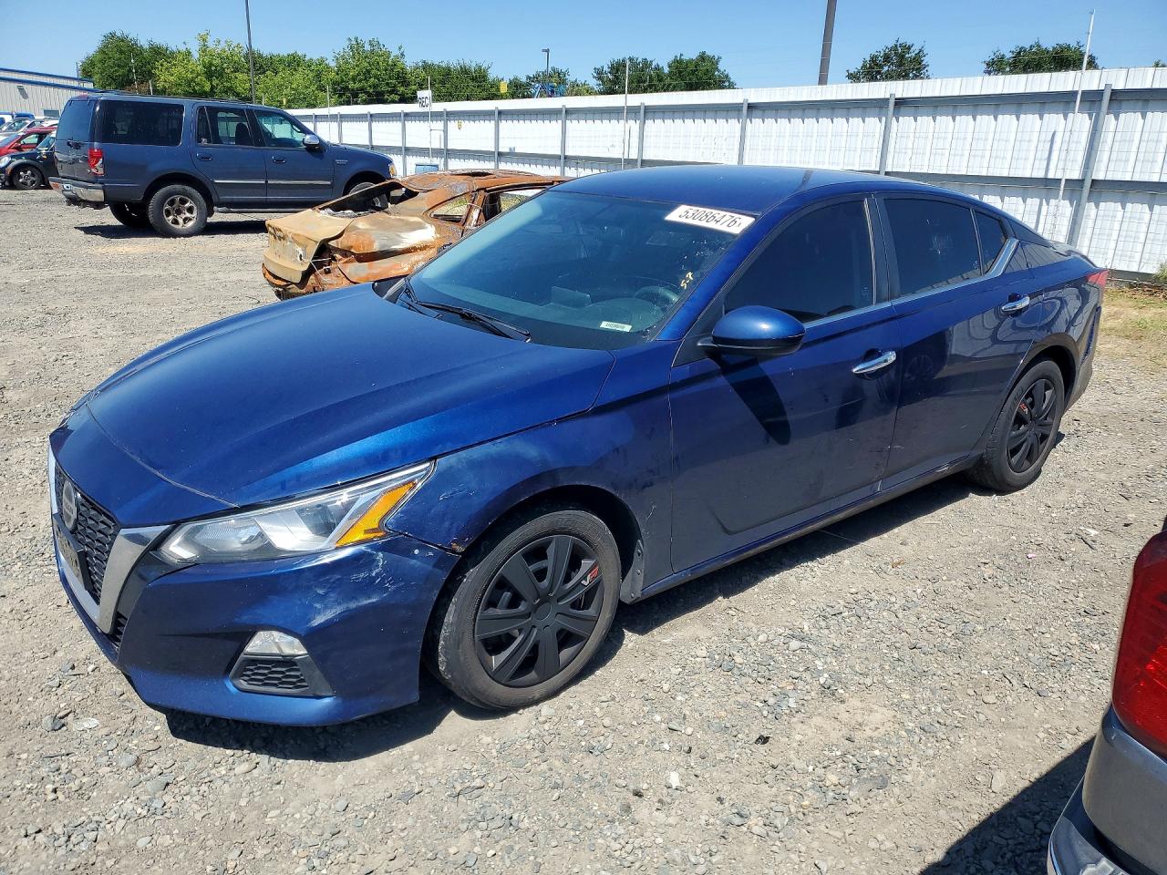 Salvage Nissan Altima Image