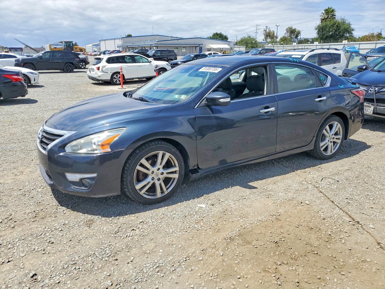 Salvage Nissan Altima Image