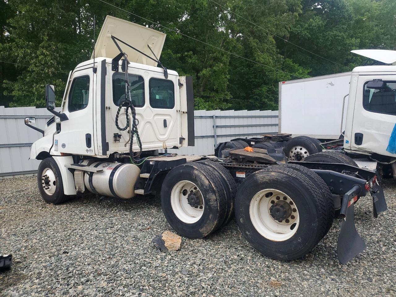 Freigliner Cascadia 126