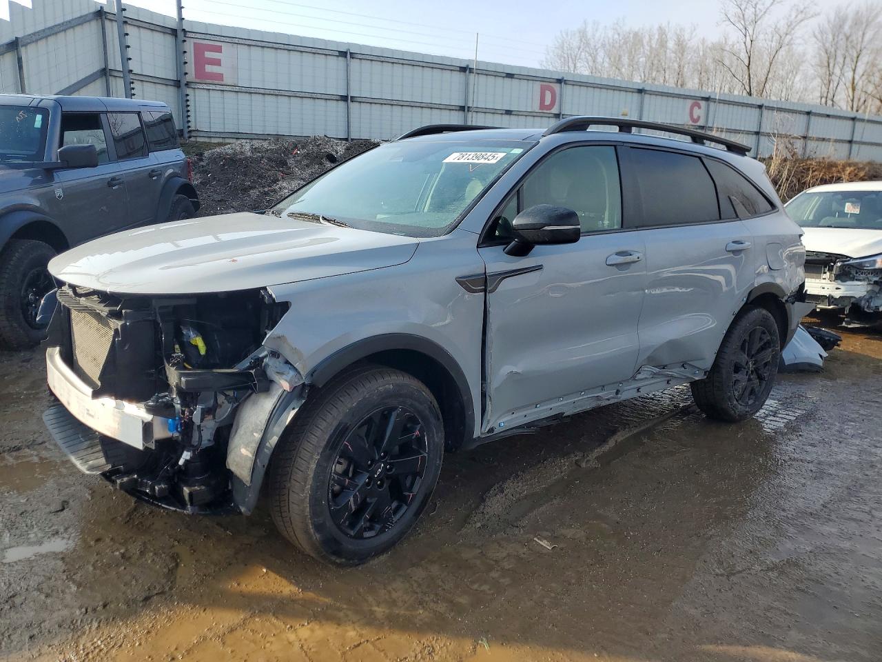 Salvage Kia Sorento Image