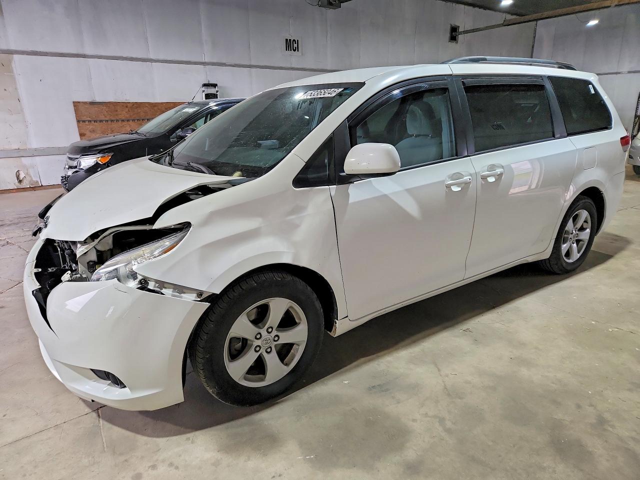 Salvage Toyota Sienna Image