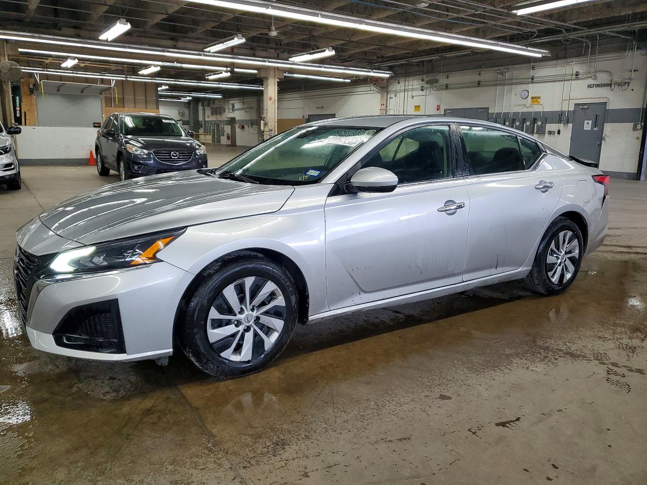 Salvage Nissan Altima Image