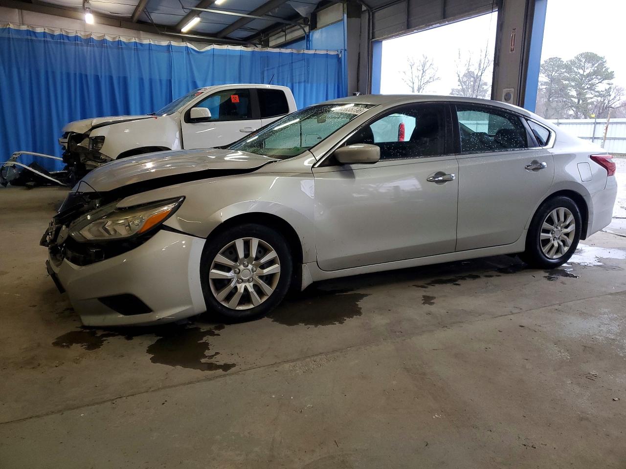 Salvage Nissan Altima Image