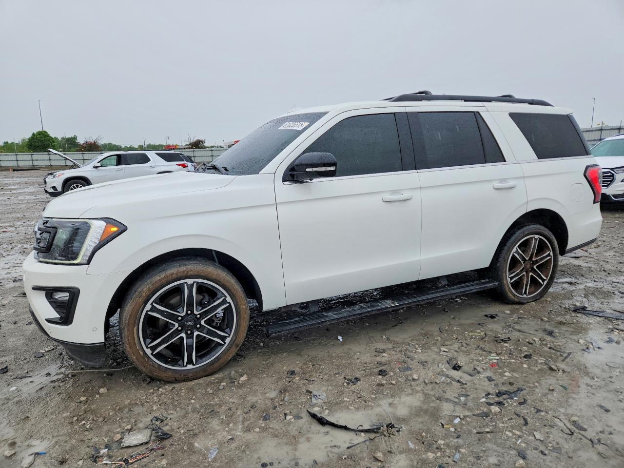 Salvage Ford Expedition Image