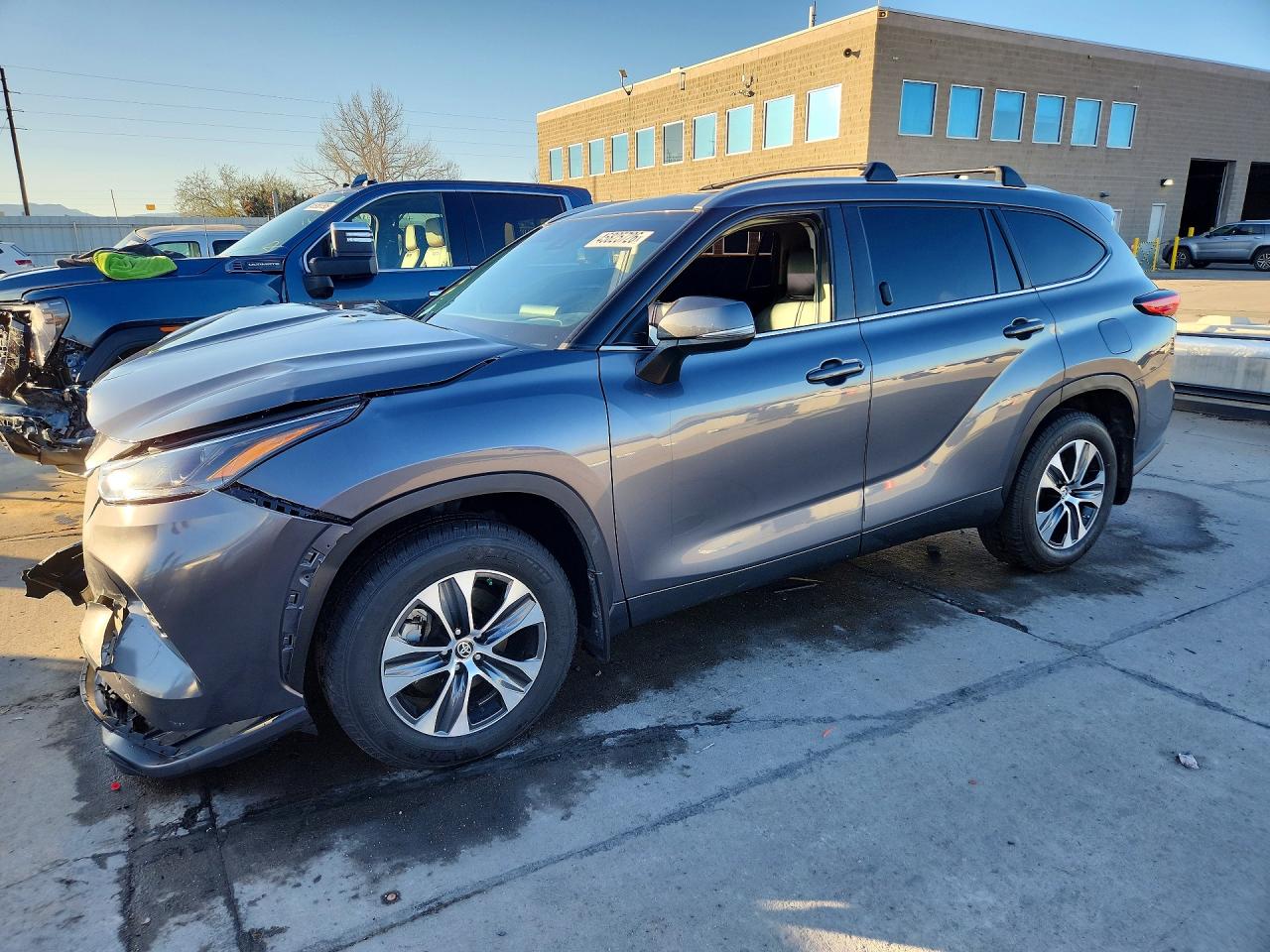 Salvage Toyota Highlander Image