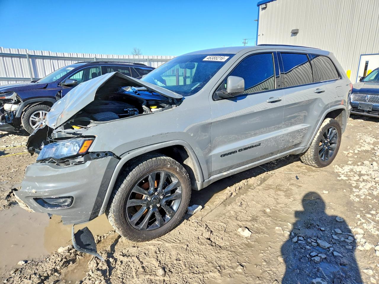 Salvage Jeep Cherokee Image