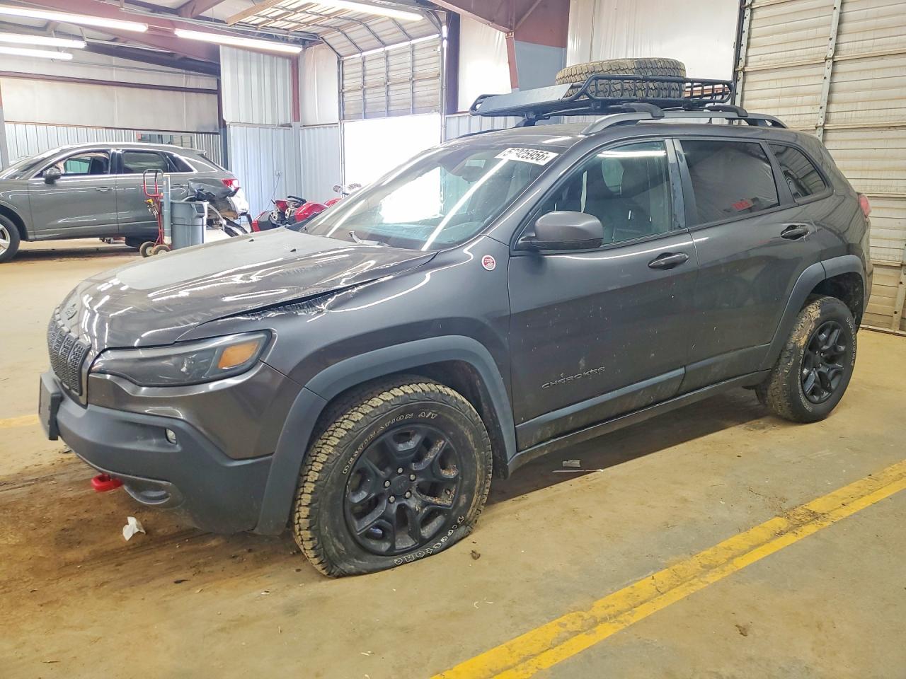 Salvage Jeep Cherokee Image