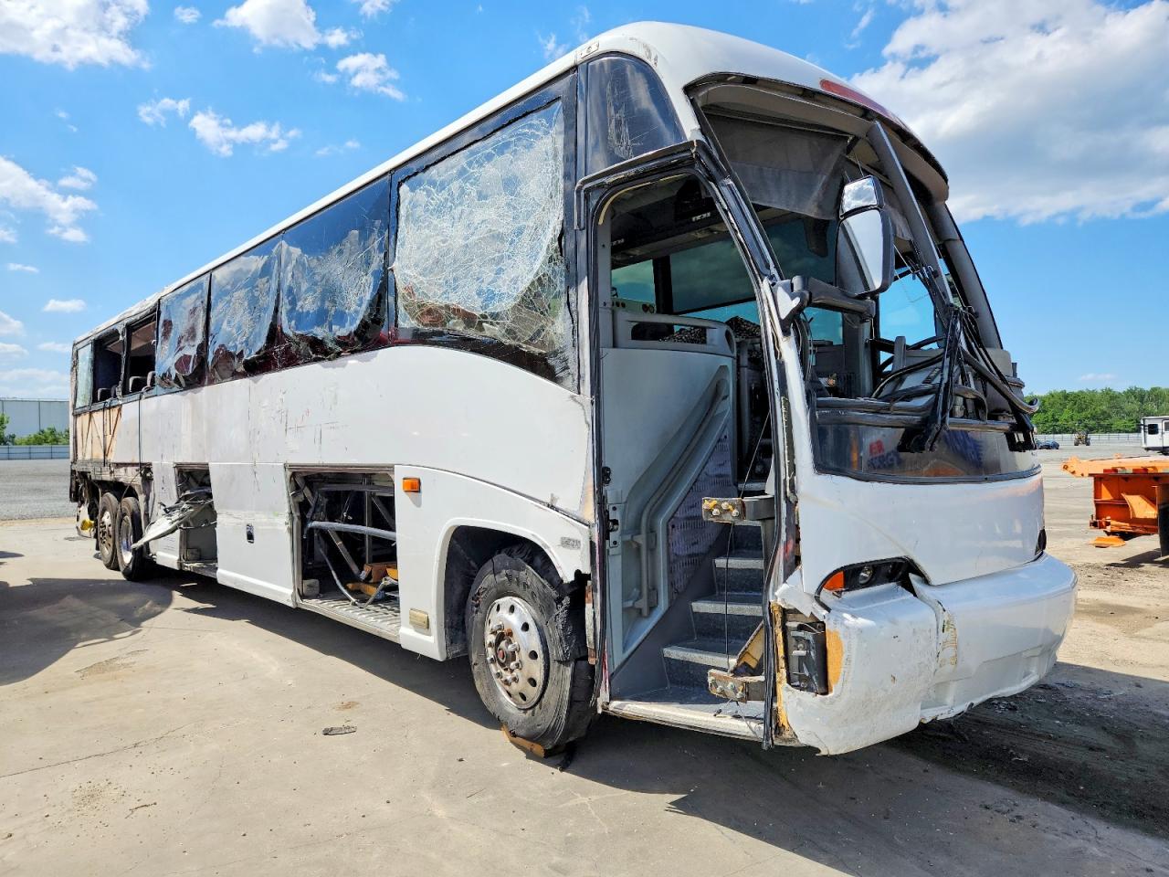Salvage MCI J4500 Image
