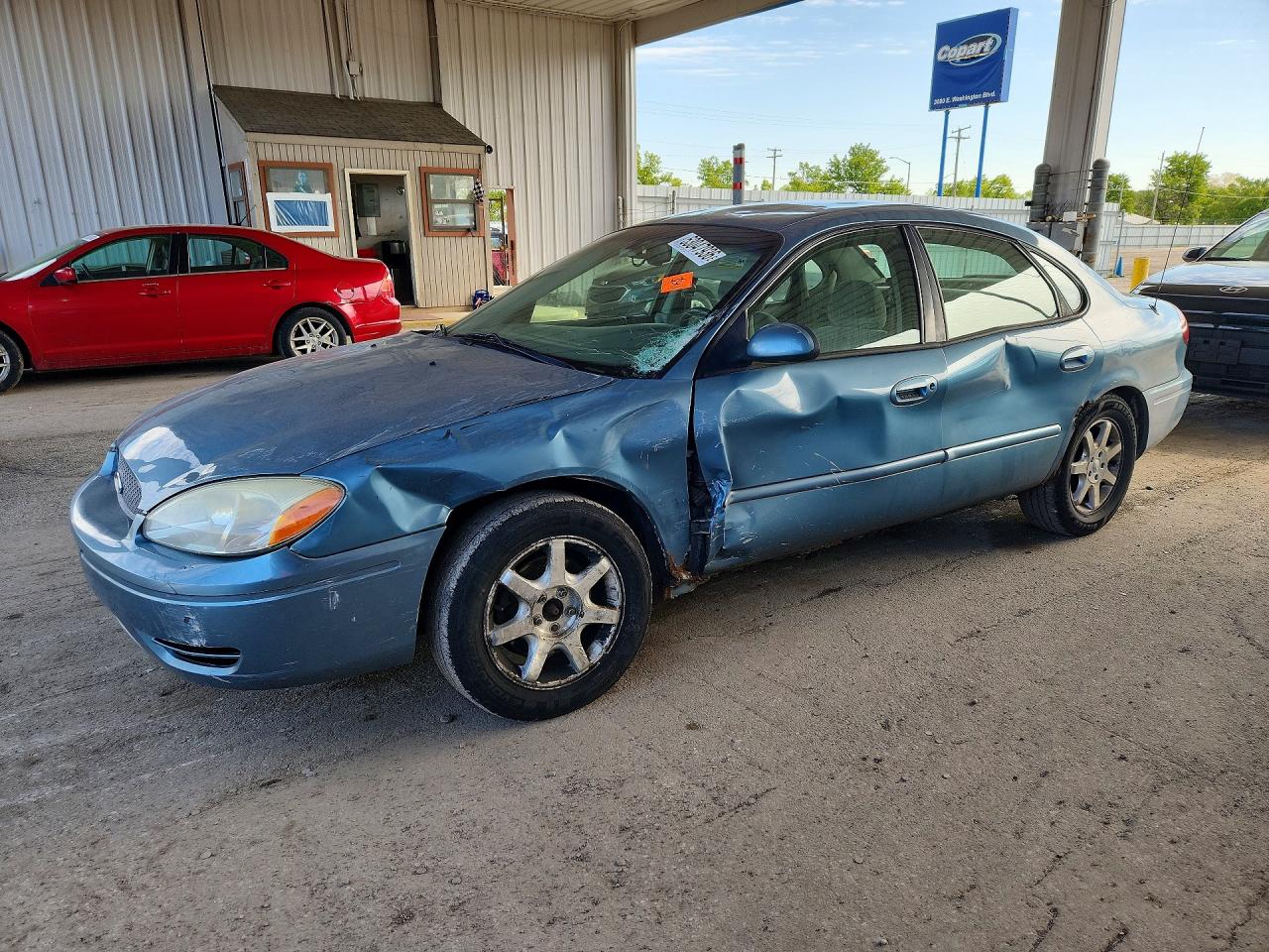 Salvage Ford Taurus Image