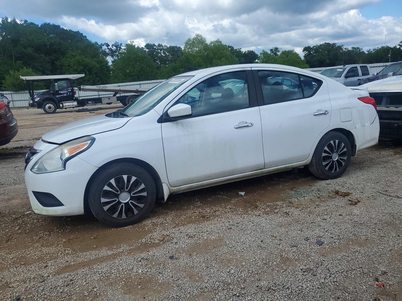 Salvage Nissan Versa Image