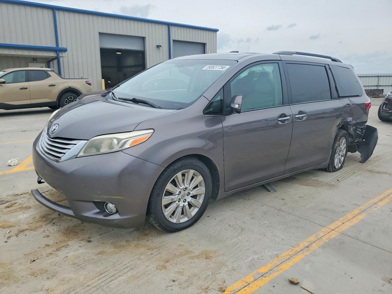 Salvage Toyota Sienna Image