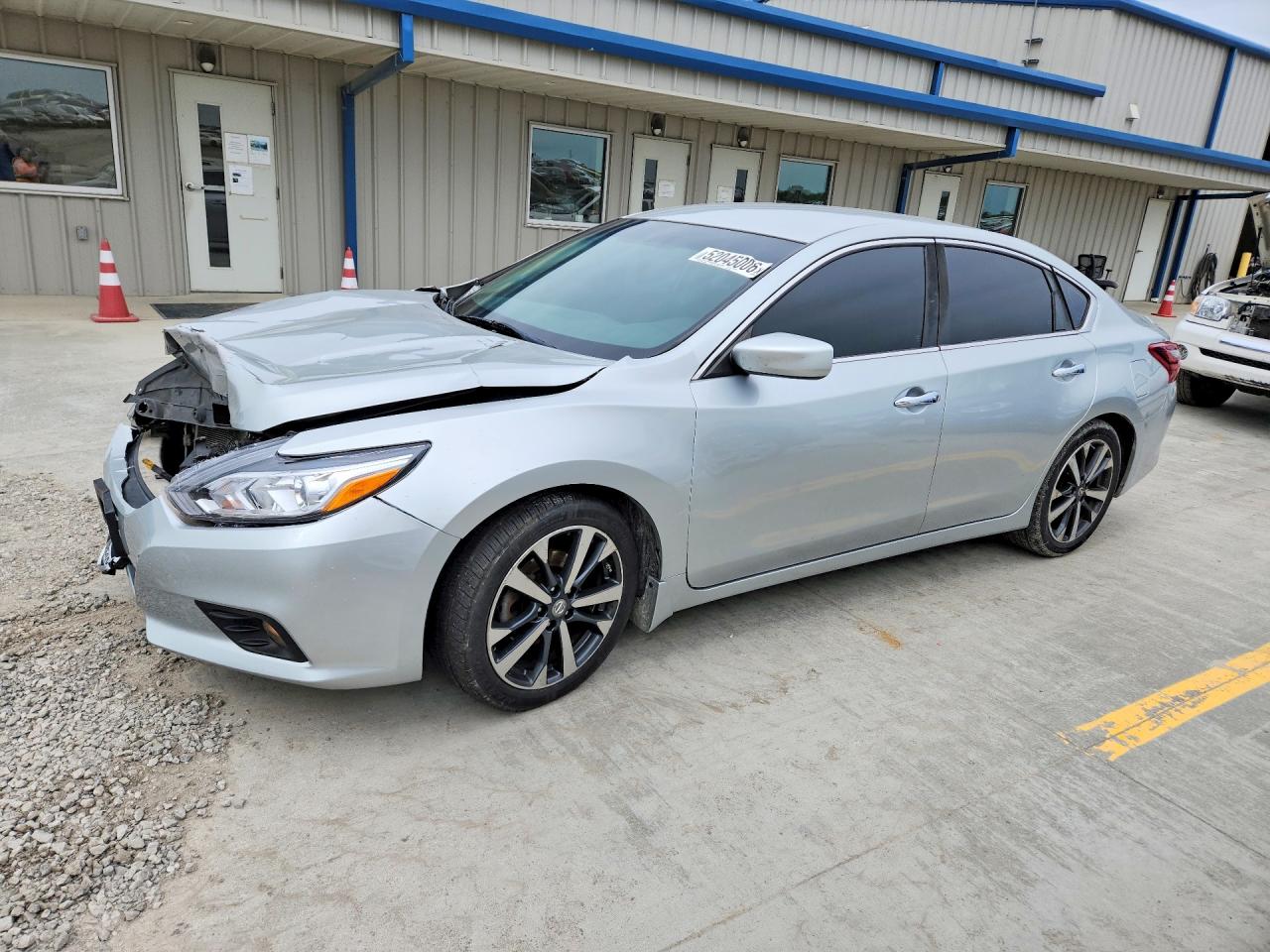 Salvage Nissan Altima Image