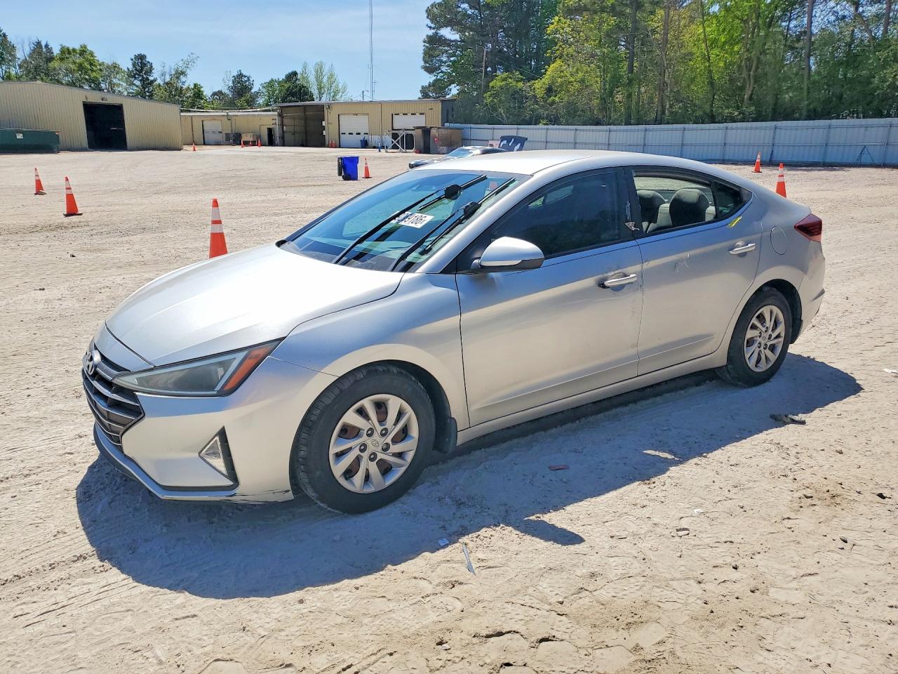 Salvage Hyundai ELANTRA Image