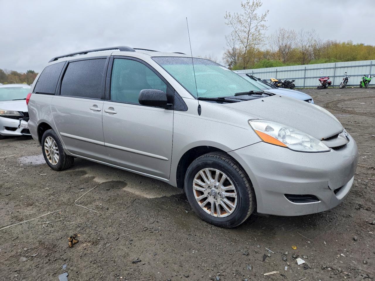 Toyota Sienna Le