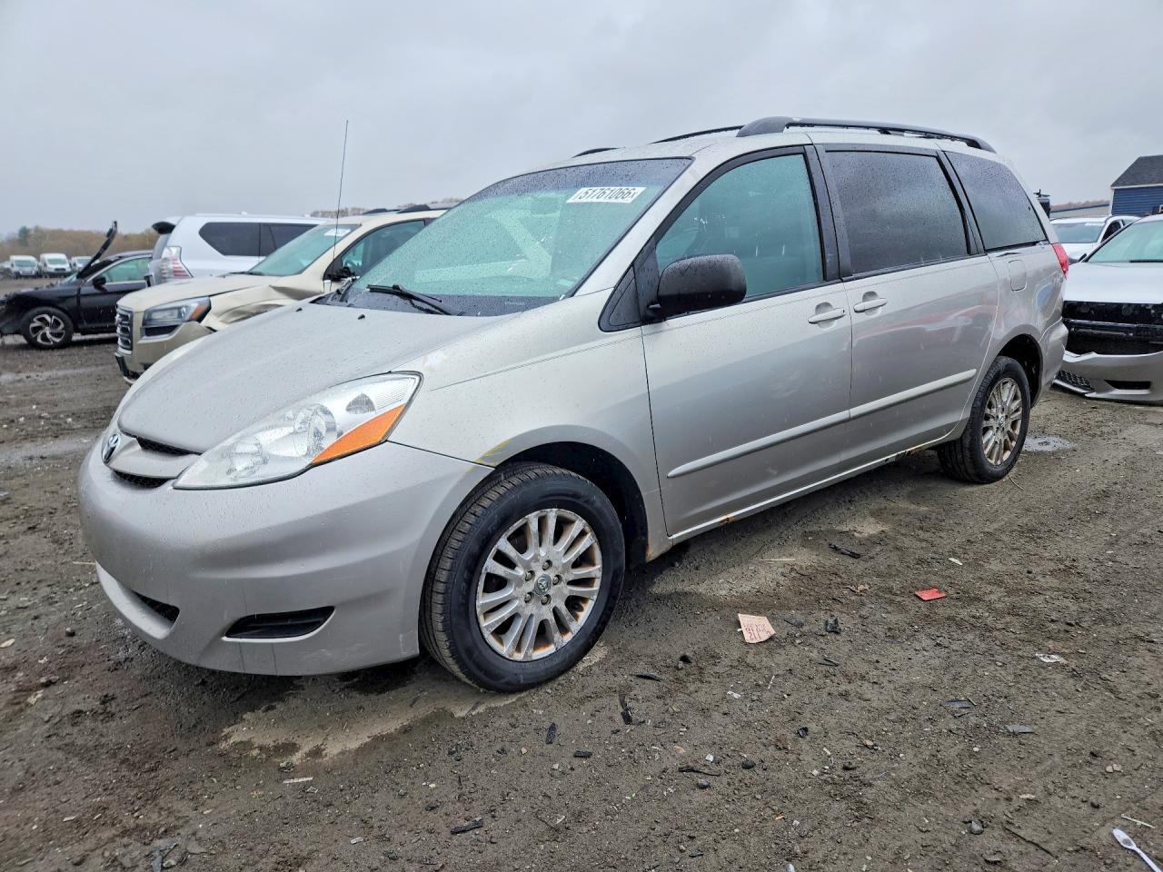 Salvage Toyota Sienna Image