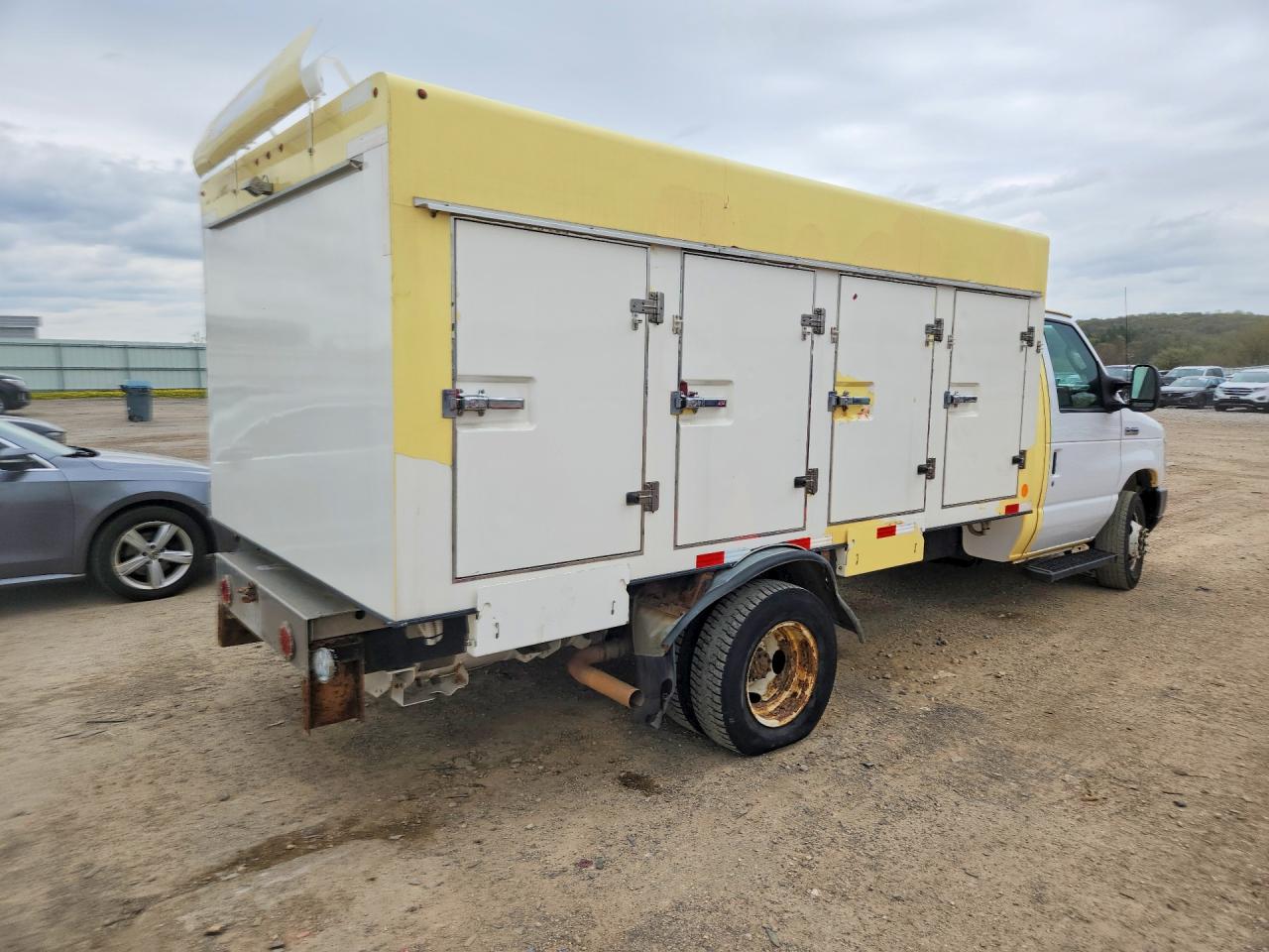 Ford Econoline E450 Super Duty Cutaway Van