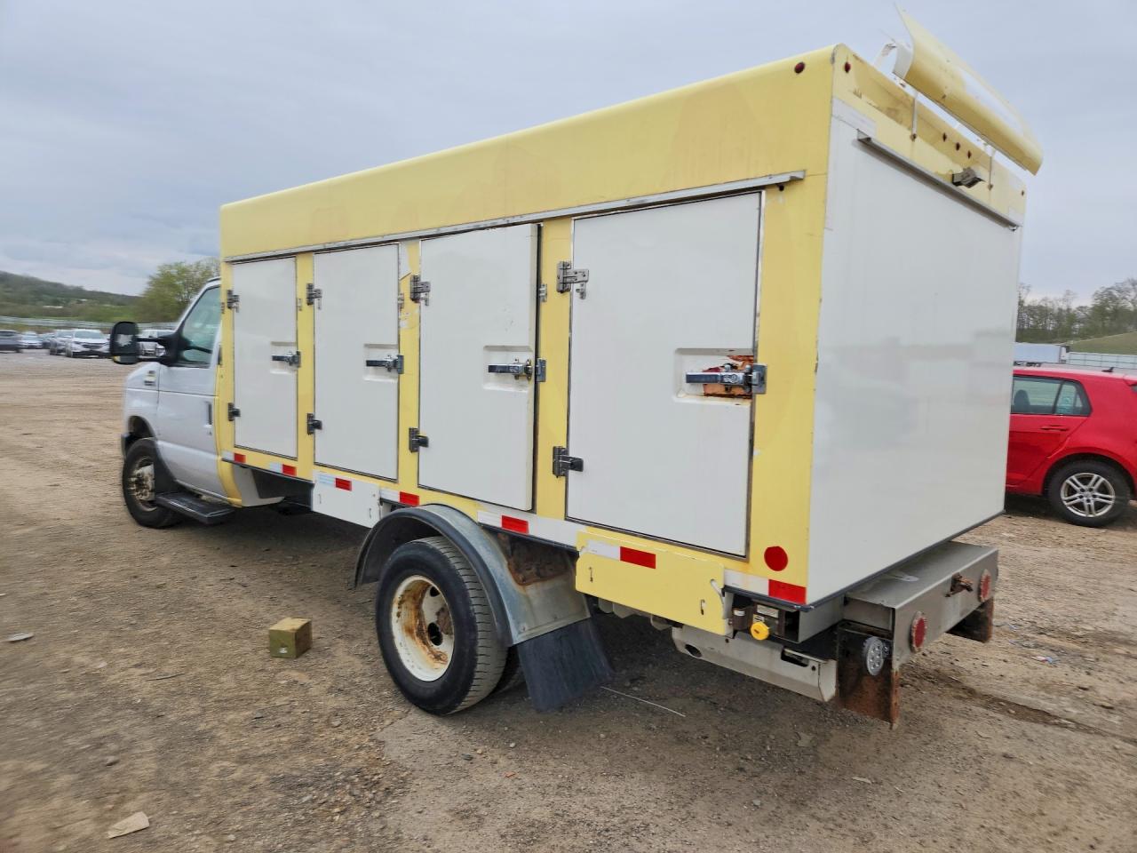 Ford Econoline E450 Super Duty Cutaway Van