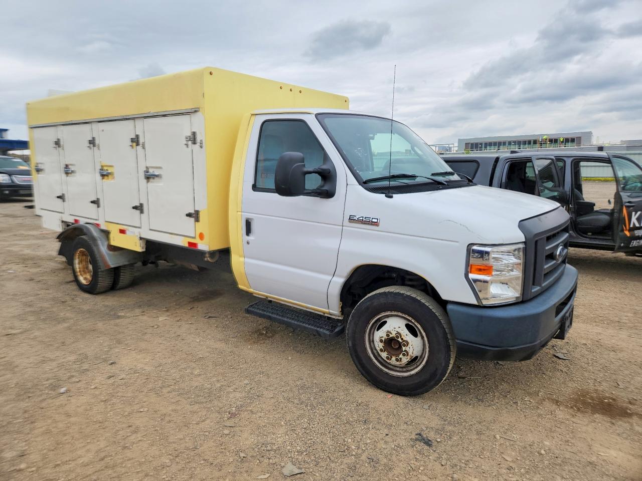 Ford Econoline E450 Super Duty Cutaway Van