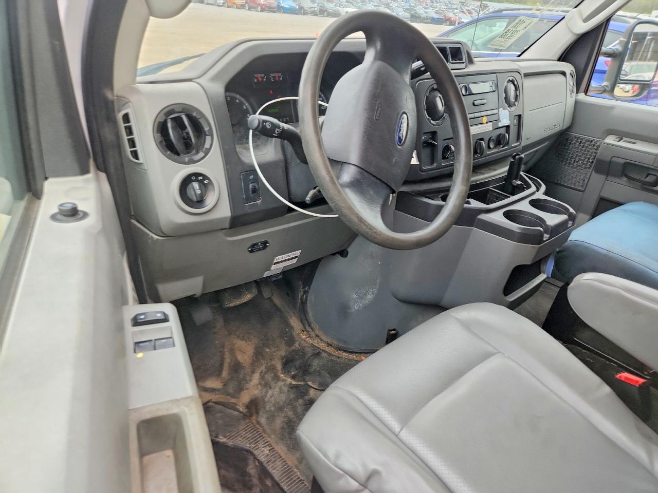 Ford Econoline E450 Super Duty Cutaway Van