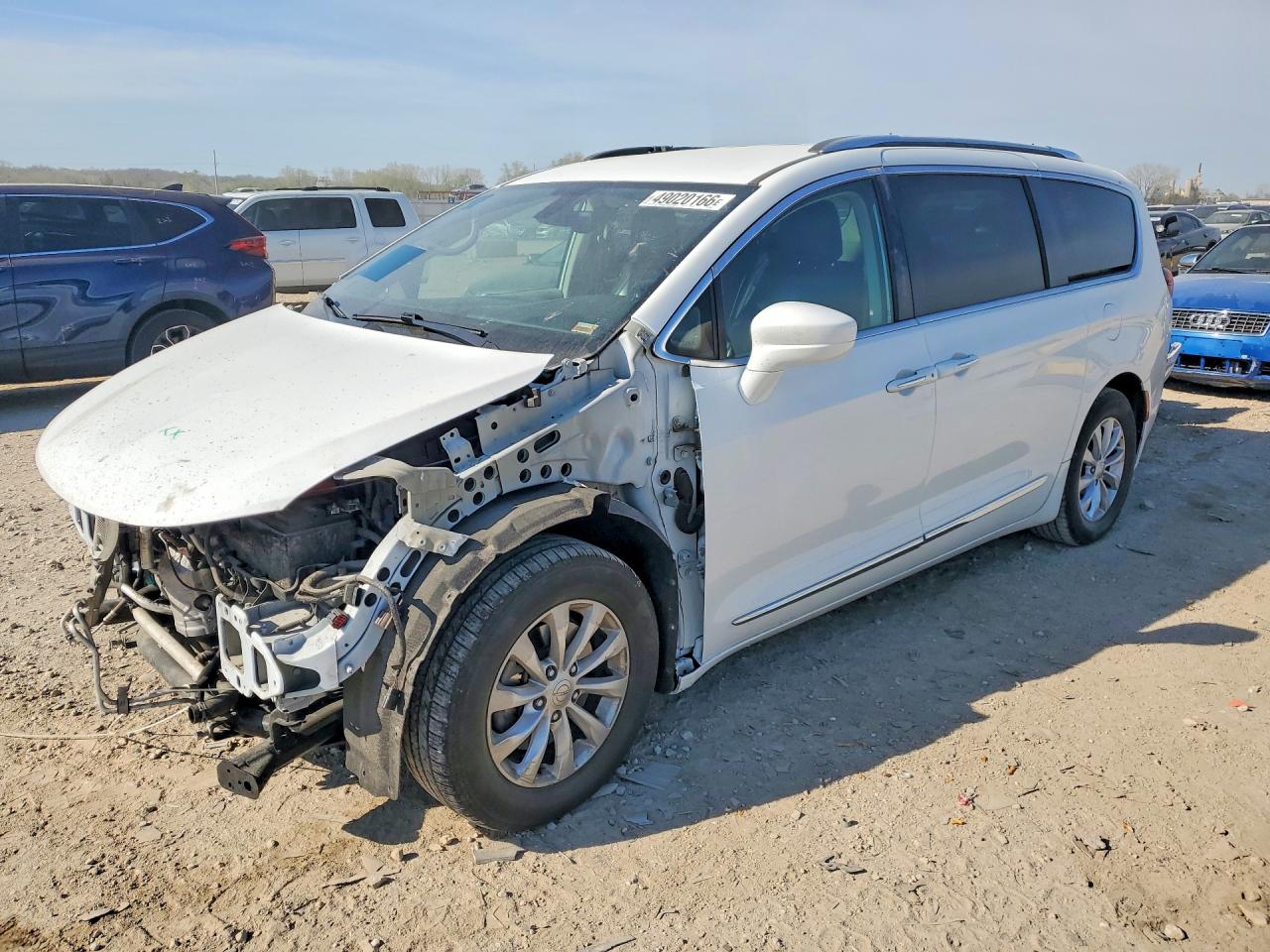 Salvage Chrysler Pacifica Image