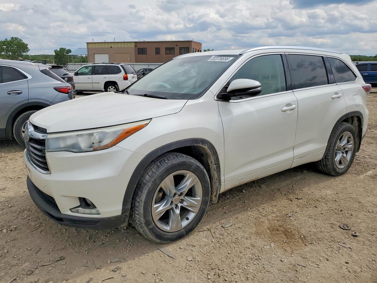 Salvage Toyota Highlander Image