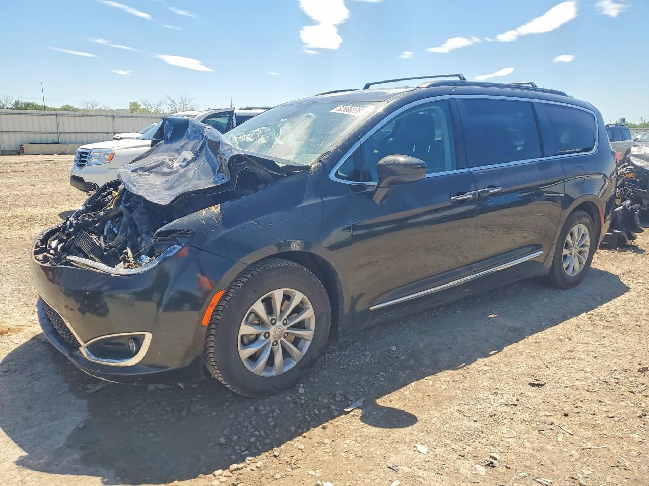 Salvage Chrysler Pacifica Image