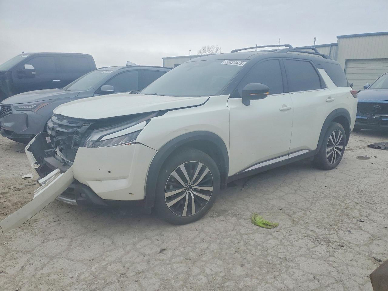 Salvage Nissan Pathfinder Image
