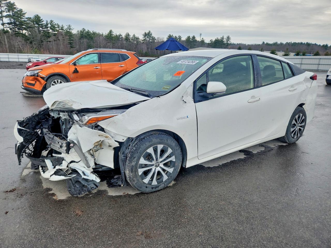 Salvage Toyota Prius Le Image