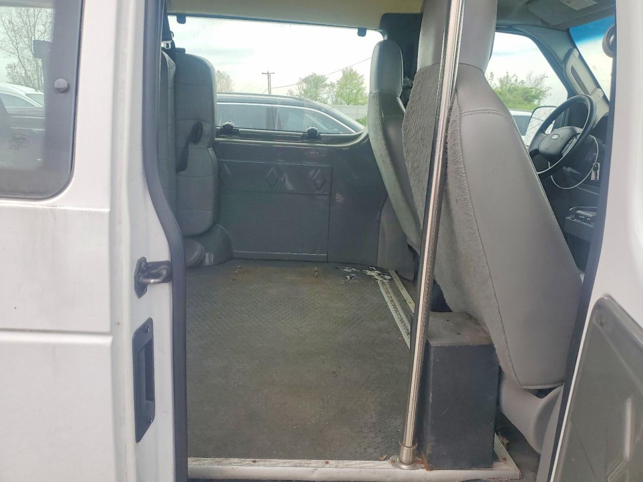 Ford Econoline E250 Van