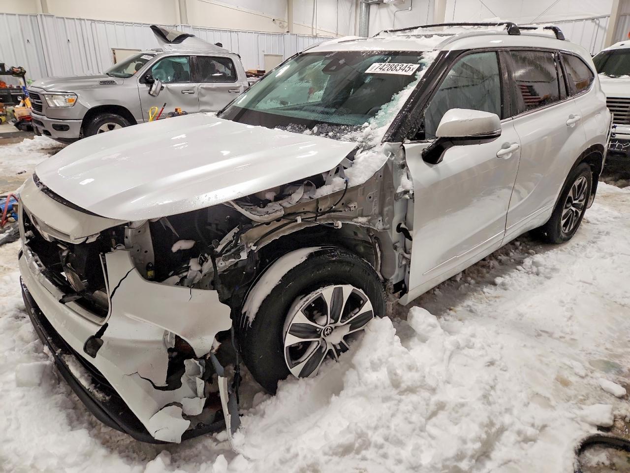 Salvage Toyota Highlander Image