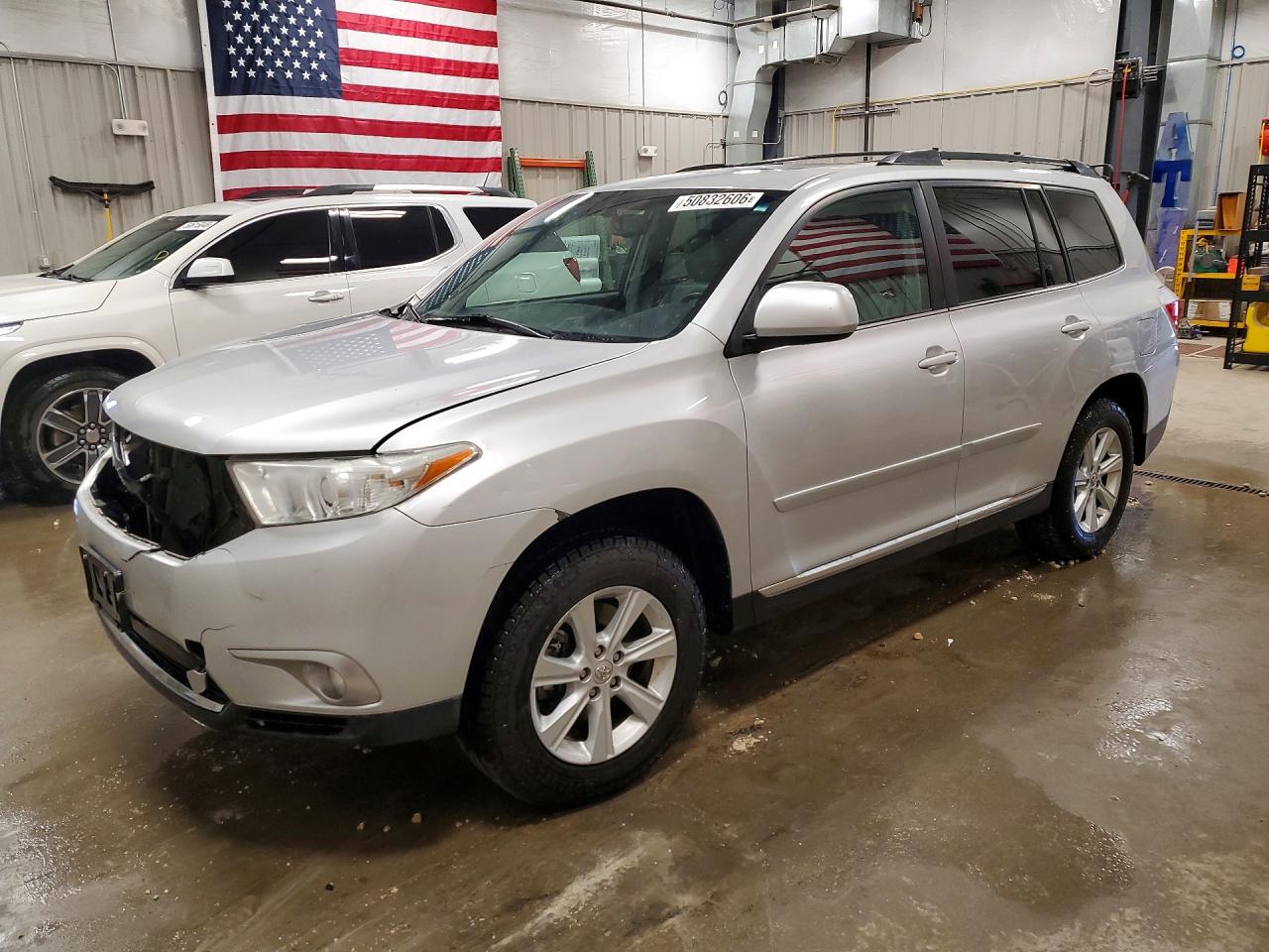 Salvage Toyota Highlander Image