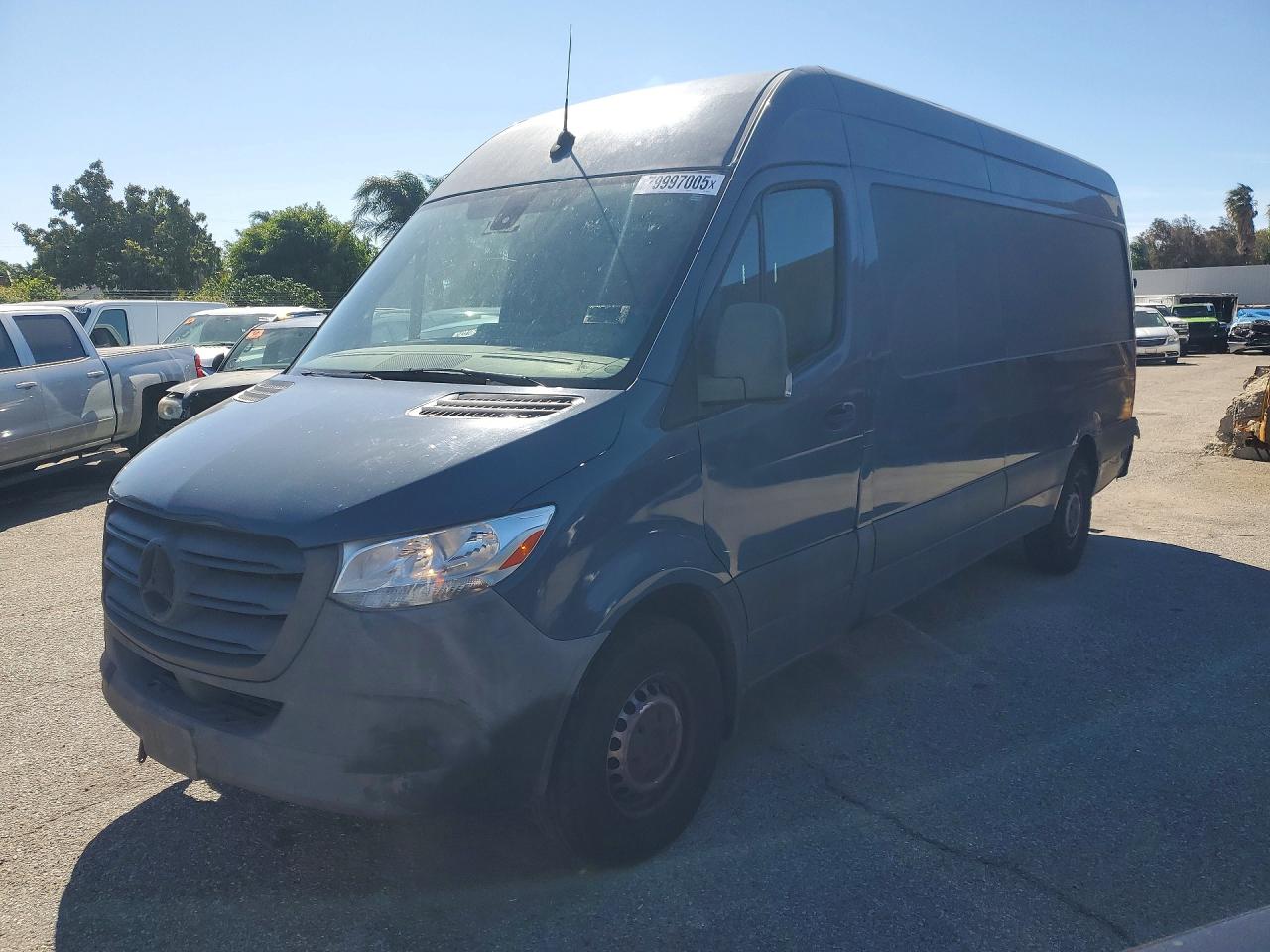 Salvage Mercedes-Benz Sprinter Image