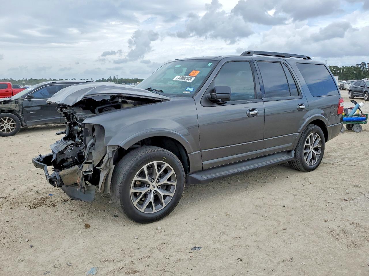Salvage Ford Expedition Image