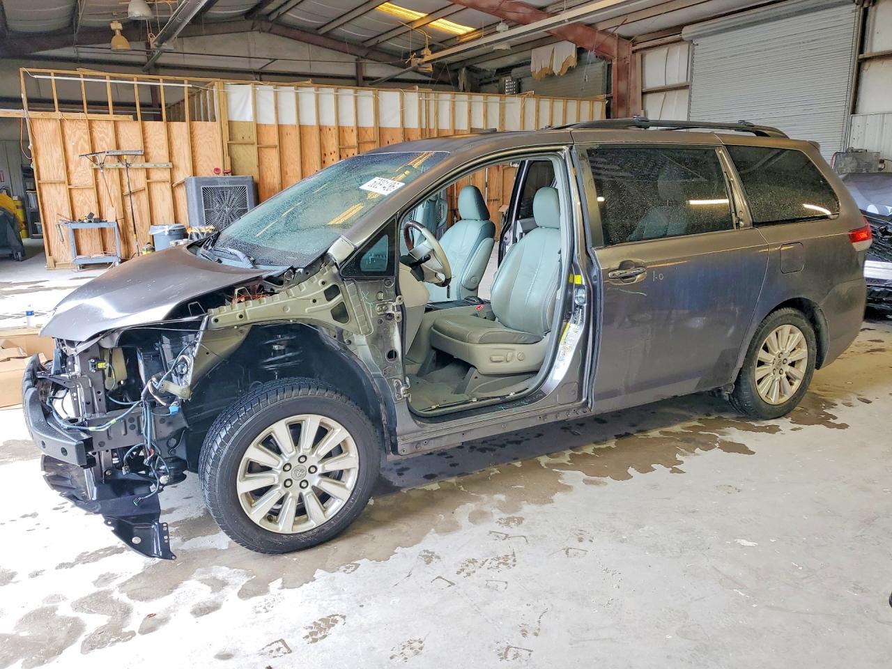 Salvage Toyota Sienna Image