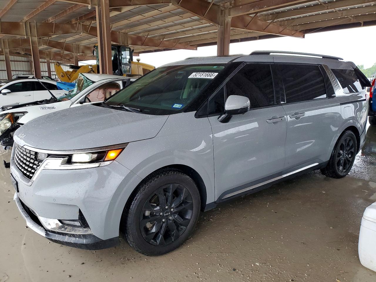 Salvage Kia Carnival Image
