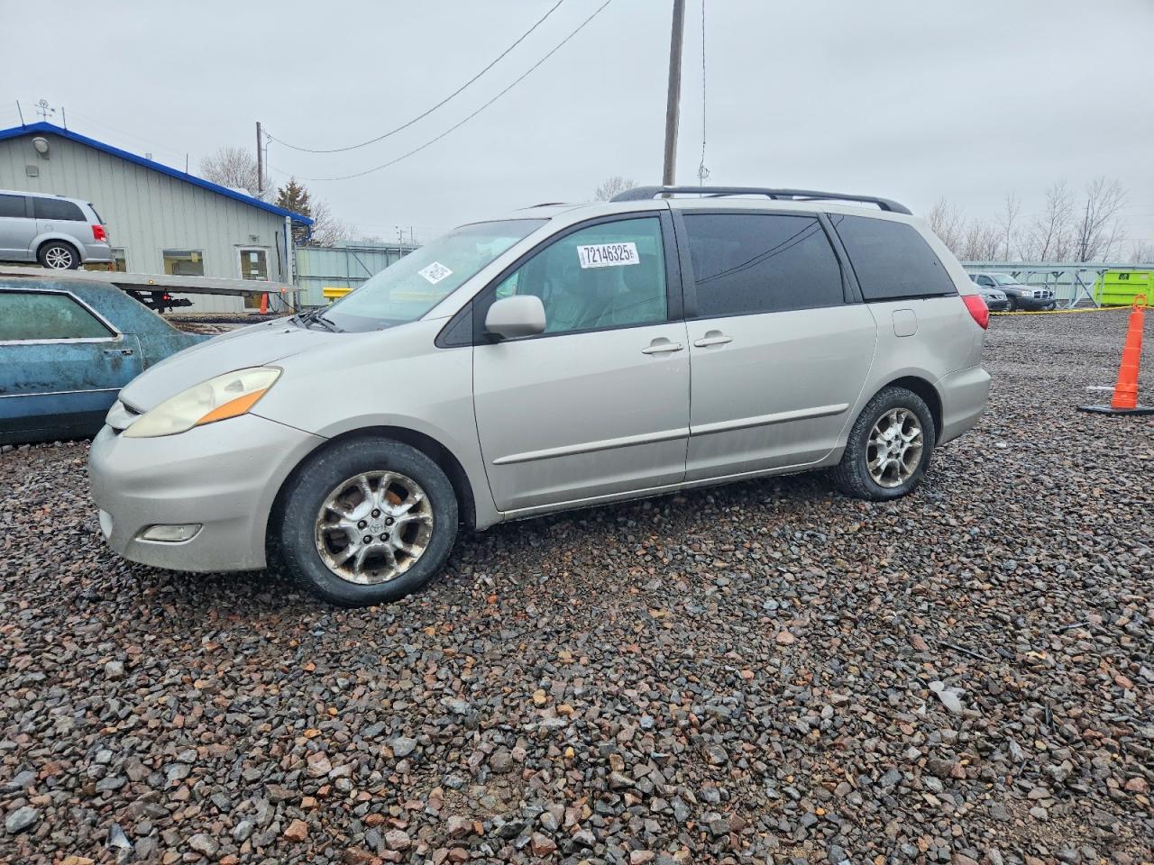 Salvage Toyota Sienna Image