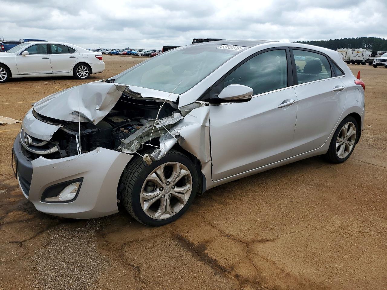 Salvage Hyundai ELANTRA Image