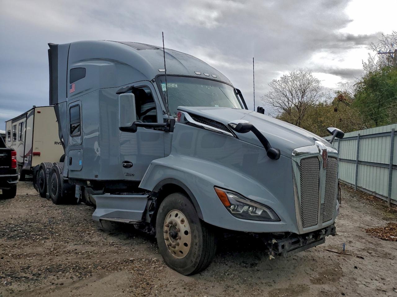 Salvage Kenworth T680 Image